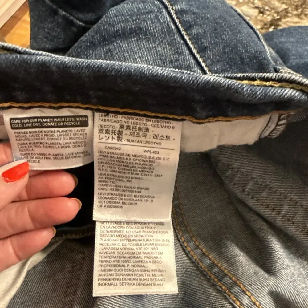 Men’ 505 Levi Strauss Jeans Dark Wash Size 34 X 30